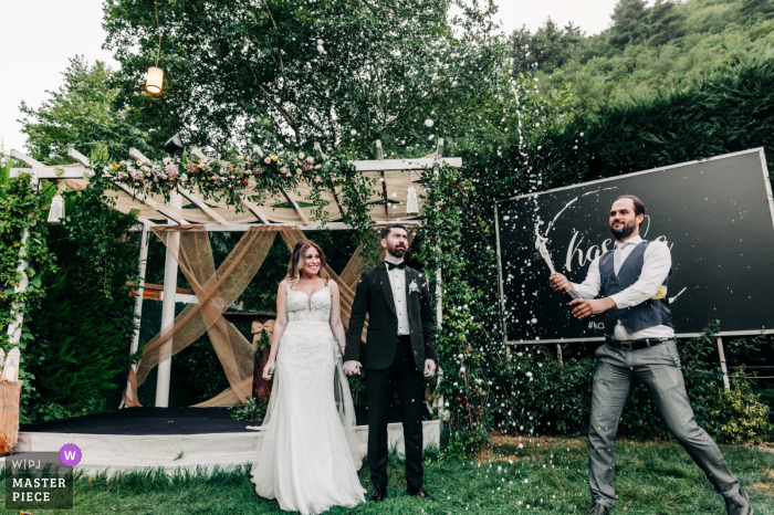 Outdoor garden wedding photo from Bursa-Kasaba of the toasting Splash 