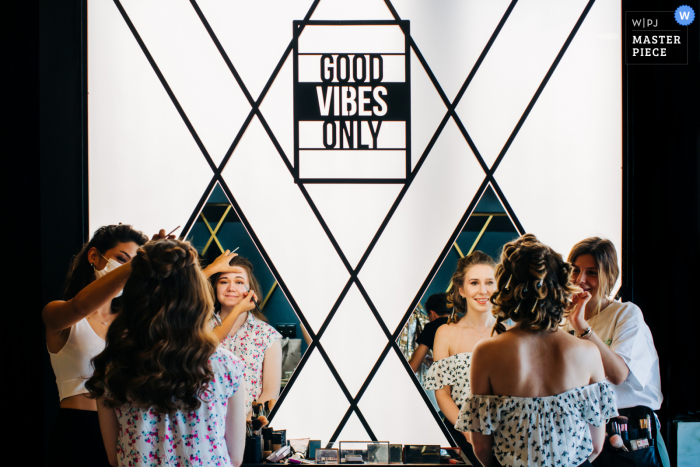 Fotografía de boda de Bursa de las mujeres nupciales maquillándose bajo un letrero que dice Good Vibes Only