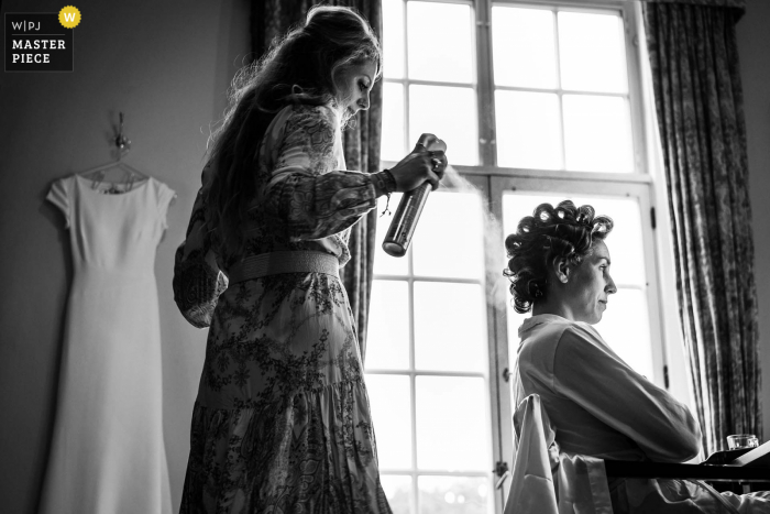 Foto de boda en interiores de Kasteel Maurick en Vught of the Bride preparándose con su cabello