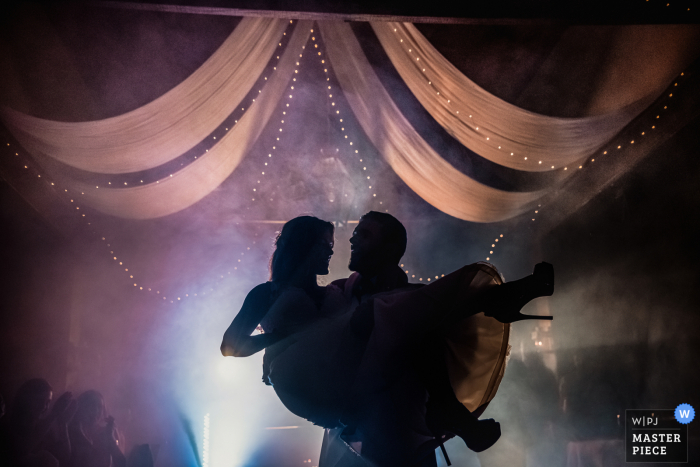 fotografia di matrimonio da Porto Portogallo Luogo di ricevimento del Primo Ballo sotto le luci e con la nebbia dei dj