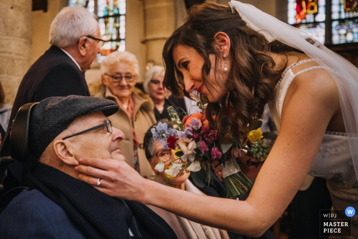 Afbeelding van het Belgische huwelijk | de bruid streelt haar palliatieve vader direct na de ceremonie