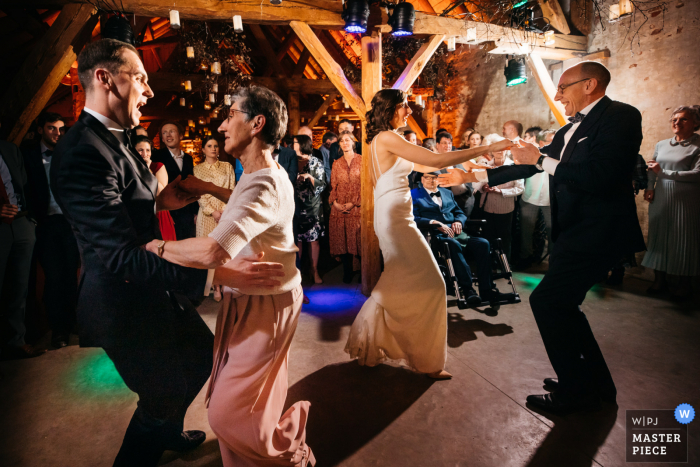 Foto di matrimonio di Antwerpen dal luogo del ricevimento di Antwerpen Flanders del padre della sposa che guarda sua figlia ballare dalla sua sedia a rotelle, prima di morire un mese dopo