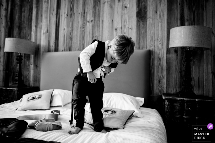 Fotografía de boda del Château de Garde (Francree), el lugar de preparación del hijo de la novia y el novio se está preparando