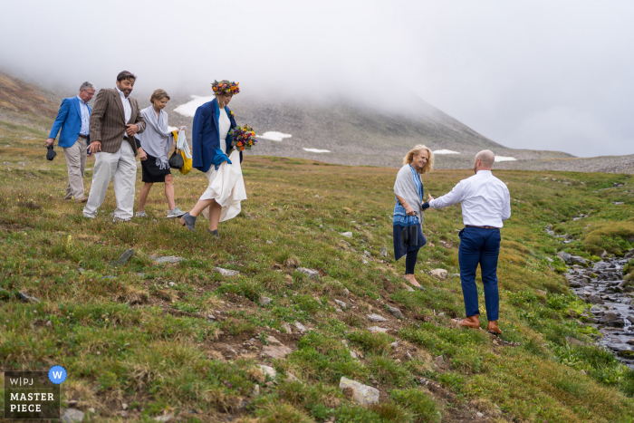 fotografía de boda de Breckenridge, CO de la familia caminando al aire libre, en la naturaleza, ceremonia