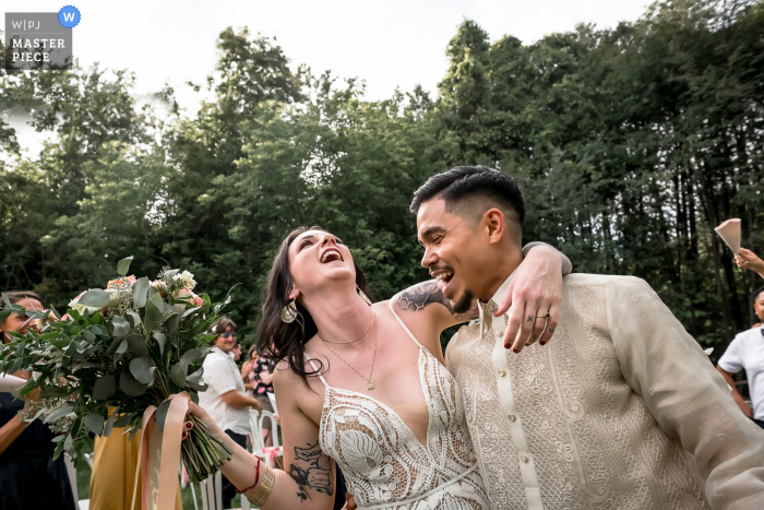 Fotografia de casamento em Ontário após a cerimônia de casamento ao ar livre para a saída dos noivos