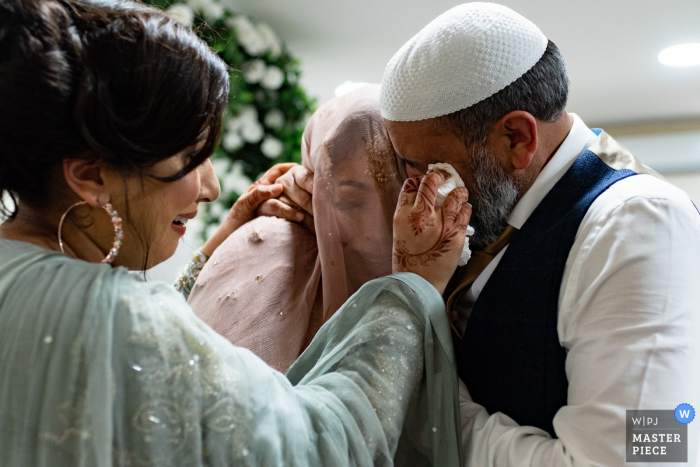 Fotografía de boda desde un lugar privado, Birmingham, Reino Unido de un padre emocional de la novia