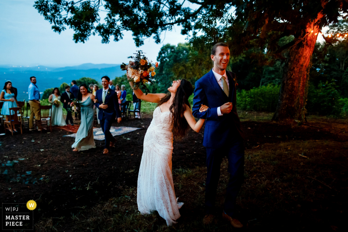 huwelijksfotografie uit Asheville, NC, waaruit blijkt dat: ik ben net getrouwd met een gevoel voor de bruid en bruidegom na hun avondceremonie buitenshuis