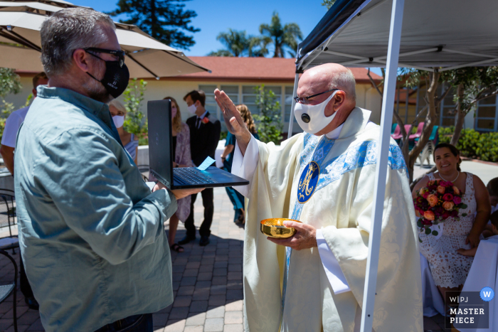 Huwelijksfotografie in Californië in de Assumption Church, Ventura van de zegen van de Zoom-gasten