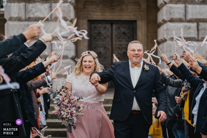 Hochzeitsfotografie aus Mülheim von der glücklichen Braut und dem Bräutigam nach der Zeremonie