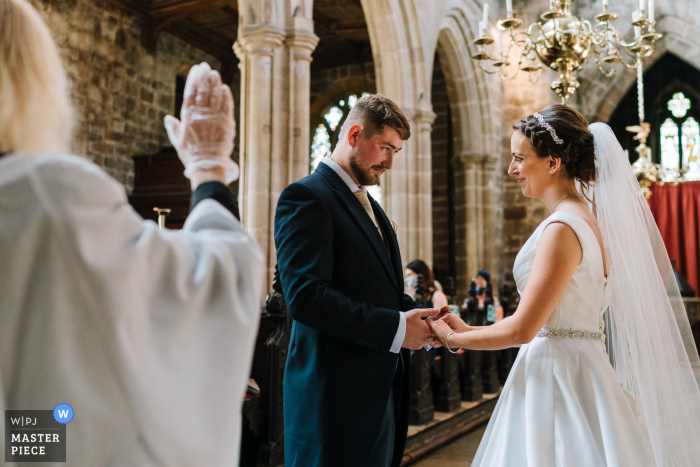 Crosby, Liverpool Hochzeitsfoto von Braut und Bräutigam, die Gelübde während der Covid-Hochzeit sagen