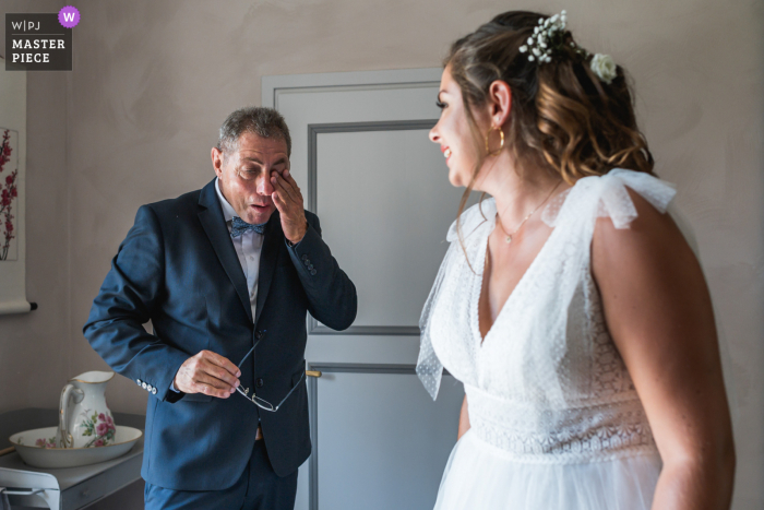 Domaine de Pécarrère, Frankreich Vater und die Braut in ihrem Hochzeitskleid