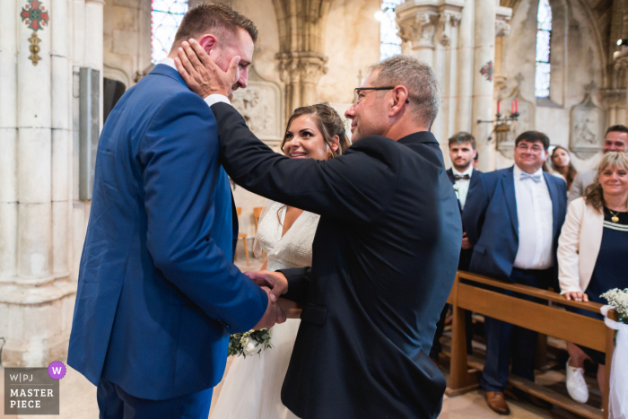 Immagine da un momento toccante nella chiesa durante la cerimonia di matrimonio al Domaine de Pécarrère, Francia