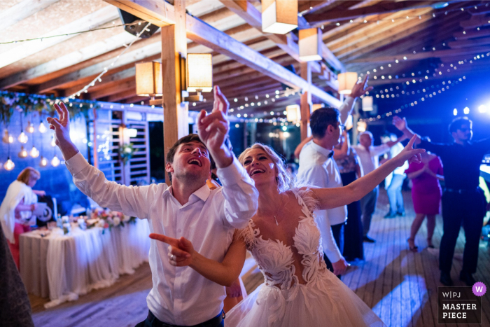 Imagen del restaurante del lugar de la boda de Bulgaria de la celebración del after Party bailando