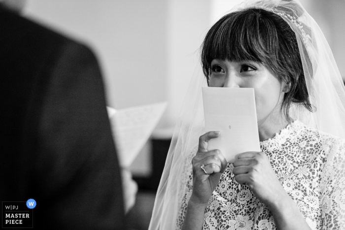 La sposa ascolta le promesse toccanti durante la sua cerimonia di matrimonio nel Parco Nazionale di Yellowstone