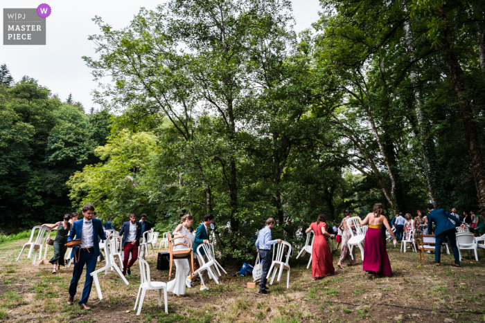 Carhaix Rain viene para esta ceremonia de boda al aire libre