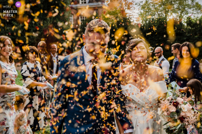 L'amore non è cancellato! Grandi coriandoli e bollicine gestiscono la fotografia di matrimonio da Horsham Park, West Sussex