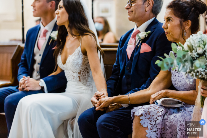 Immagine del matrimonio che mostra due generazioni di amore ... interconnesse presso la chiesa di Santo Stefano, Church Road, North Mundham, West Sussex