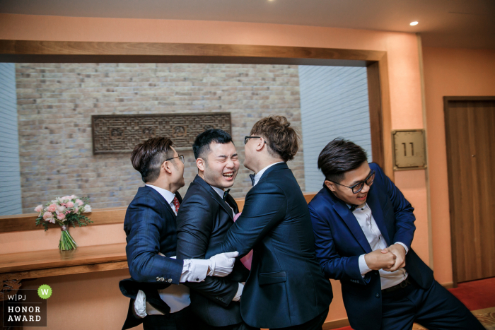 Taiwan wedding photo from the Wedding banquet hall	When the mission to burst the balloon, because the strength is too big to let the middle burst out laughing