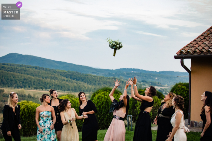 during the throwing of the bouquet, the bride's sister goes away to not receive it at Borgo San Faustino - Orvieto/reception venue during the throwing of the bouquet, the bride's sister goes away to not receive it at Borgo San Faustino - Orvieto/reception venue