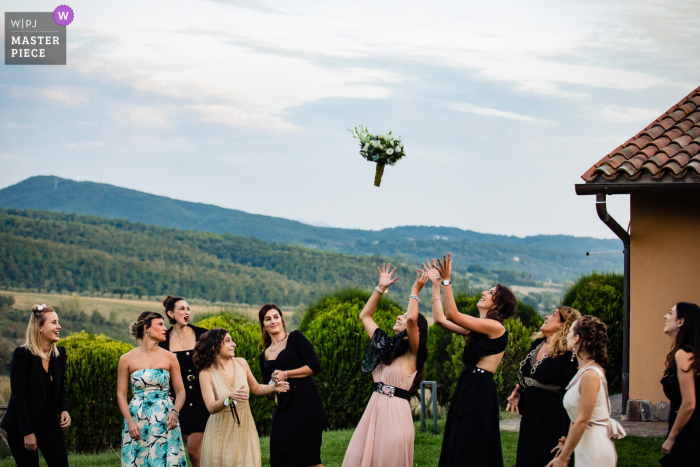 podczas rzucania bukietu siostra Panny Młodej odchodzi, aby go nie odebrać w Borgo San Faustino - Orvieto / miejsce przyjęcia