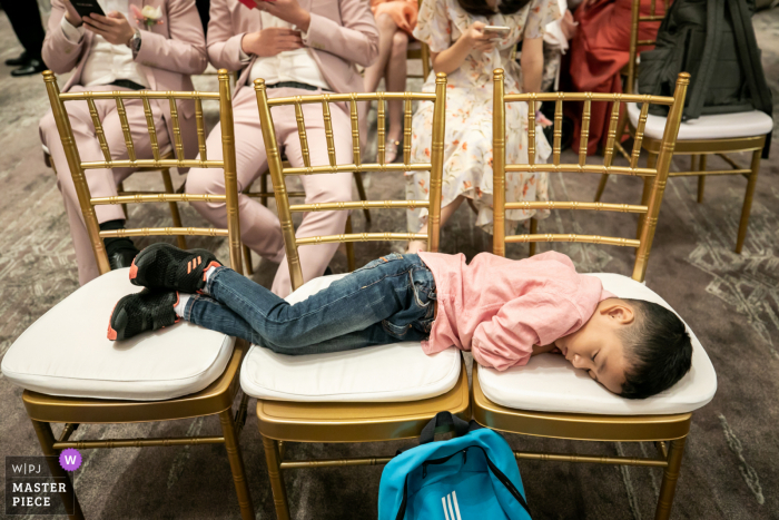 Lugar de la boda del Waldorf Astoria Bangkok hora de dormir para este joven invitado a la fiesta