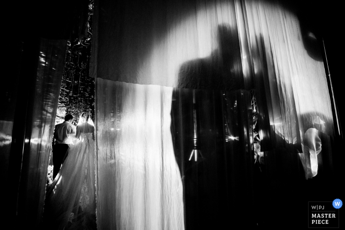Zhejiang bride and her father were ready to finish the ceremony at the hotel venue Zhejiang bride and her father were ready to finish the ceremony at the hotel venue
