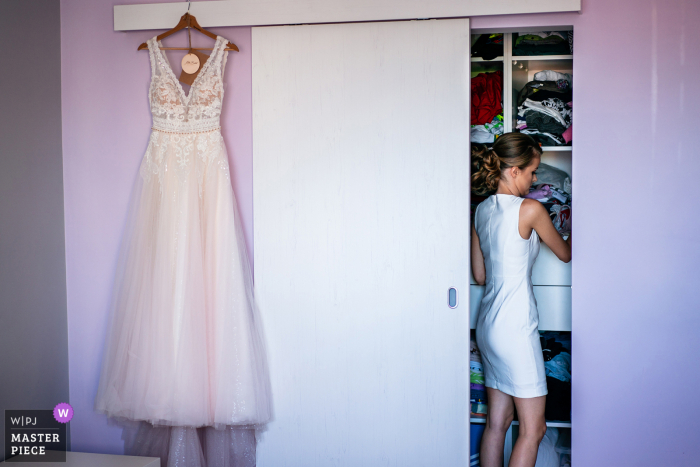 La sposa si sta preparando per il grande giorno a casa sua, Sofia, in Bulgaria