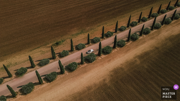 Apulia, Italia, la novia y el novio en su coche, vista aérea desde una cámara de drone