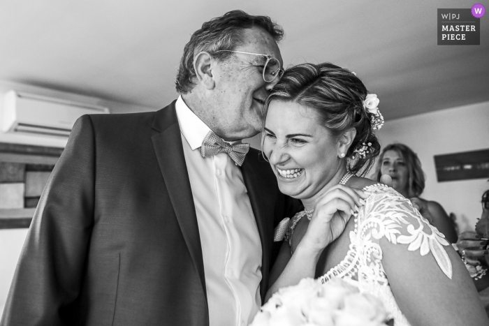 Um pai francês descobriu sua filha com emoção nesta imagem de casamento