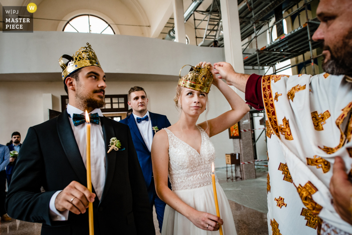 Imagen de ceremonia de la Iglesia de Montana Bulgaria de la novia con una cara divertida y una corona en la cabeza