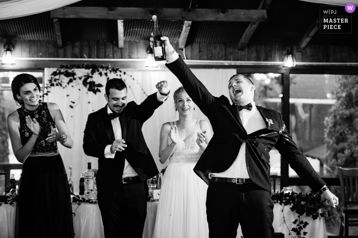 Primer brindis por los novios en el restaurante y lugar de la boda Augusta en Montana, Bulgaria