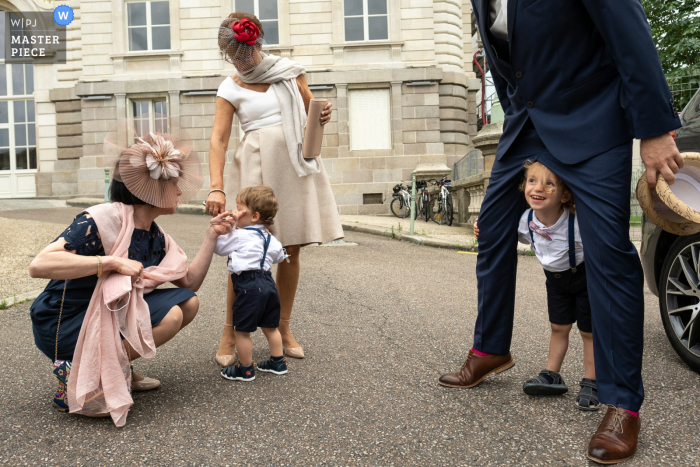 Niños de Limoges jugando al aire libre en el lugar de la ceremonia de boda del ayuntamiento