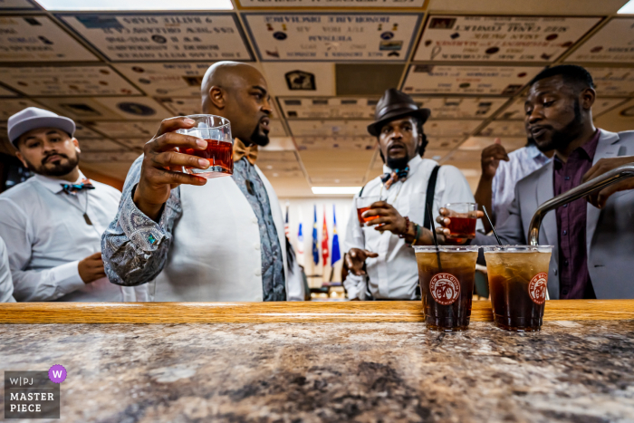 Noivo e padrinhos de CO desfrutam de bebidas no VFW, Fort Collins