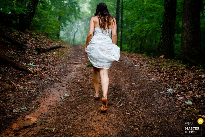 Durante a transição para o casamento, o veículo ficou preso na lama, então a noiva teve que caminhar até o CO