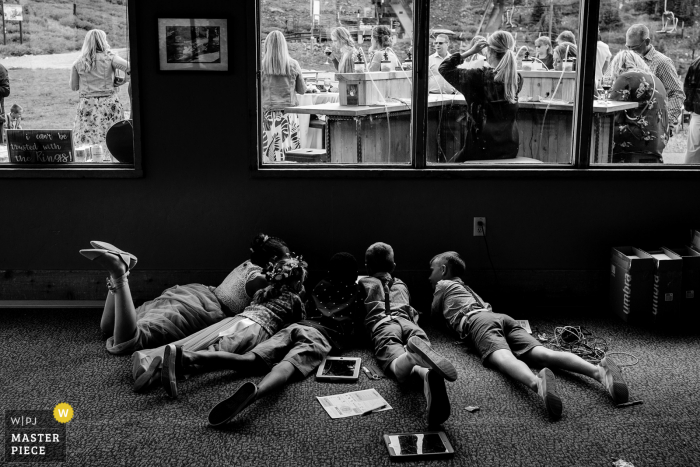 Imagen del lugar de recepción a la hora del cóctel de niños aburridos en una boda en Colorado