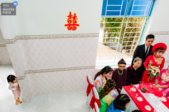 Foto do casamento de Ho Chi Minh no Vietnã na casa antes da cerimônia com uma criança pequena