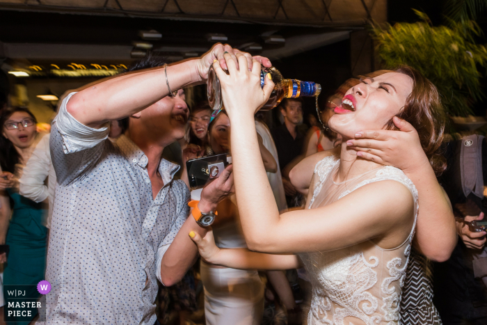 Afbeelding van de bruid die ongewenste drankjes ontvangt in Ho Chi Minh Vietnam op de afterparty van de club