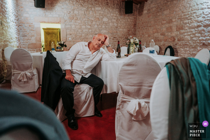 Bild zeigt den Vater des Bräutigams, der während der Abendhochzeit im Chateau de Crazanne Frankreich schläft