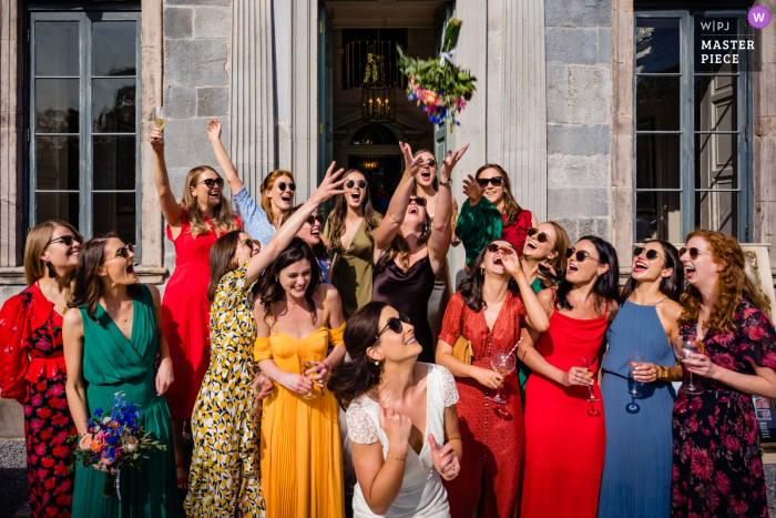 Ramo improvisado con amigos de la escuela de la novia en medio de la recepción de bebidas durante el día en el Gloster House, Offaly, Irlanda