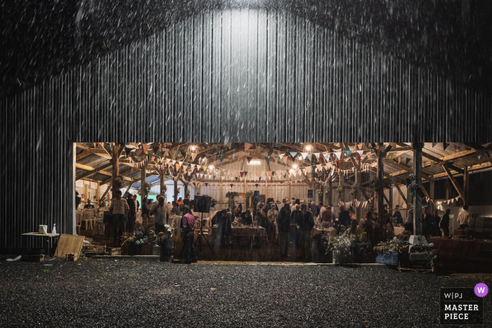 Carhaix, Francia La lluvia durante la noche en el granero de la fiesta de recepción interior de la boda