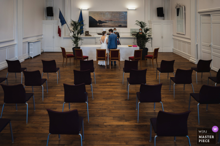 Bild zeigt die Braut und den Bräutigam allein im Rathaus während ihrer standesamtlichen Trauung in Dinard, Frankreich