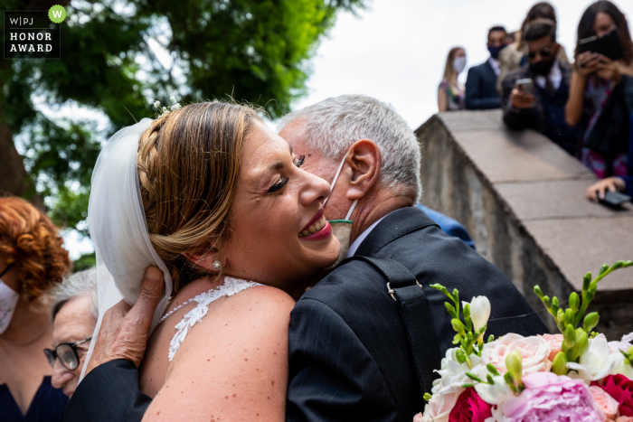 Palazzo Duchi di Santo Stefano, Taormina foto do casamento do abraço da noiva com o avô, revisada após nove meses devido à pandemia