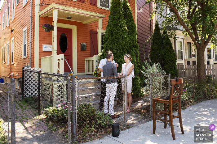 Cerimônia na varanda da frente na casa dos noivos com apenas o oficiante em sua casa em Cambridge, Massachusetts