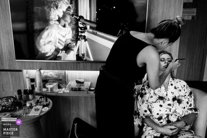 Imagen que muestra el maquillaje de las novias con un análisis exhaustivo en el Hotel Fairmont, Río de Janeiro, Brasil