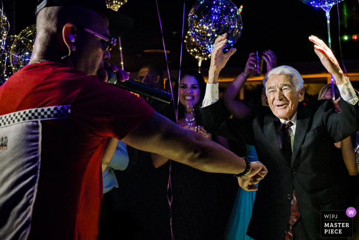 Clube Piraquê, Lagoa, Rio de Janeiro wedding venue dancing image of older guests having fun