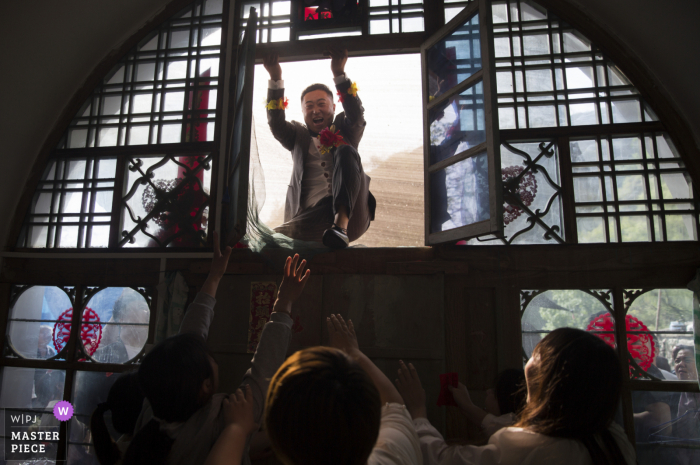 Shaanxi bridegroom opens the window in this image from the China gatecrashing Shaanxi bridegroom opens the window in this image from the China gatecrashing