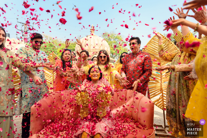 Jaipur, India Sposa inondata dall'amore e dalle benedizioni della sua famiglia più stretta il giorno del suo matrimonio