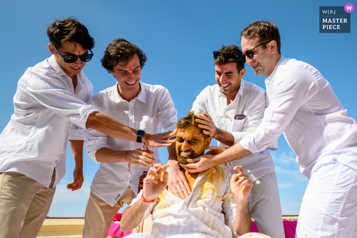 Een haldi-ceremonie in Udaipur, India, roept enkele van de beste reacties op