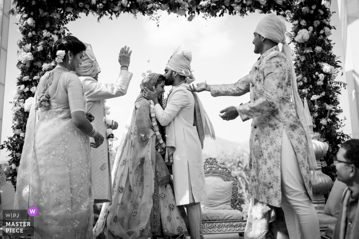 Imagem de Udaipur, Índia, mostrando momentos entre momentos na cerimônia de casamento