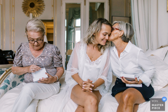 Imagem de casamento no Ritz Paris de um beijo entre a mãe e a noiva